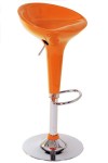 "Scaune pentru bar de culoare portocalie, cu suport pentru picioare.